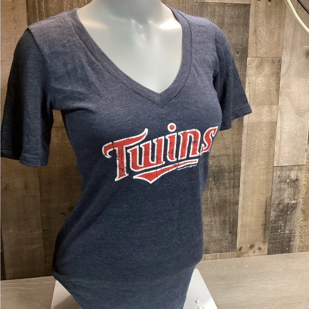 NWT Minnesota Twins Womens Navy Size Small V-Neck Shirt 100% Authentic
